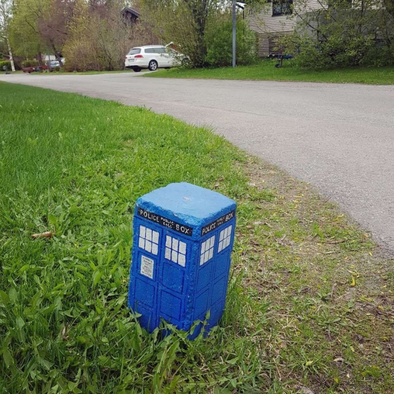 Small T.A.R.D.I.S. statue on lawn